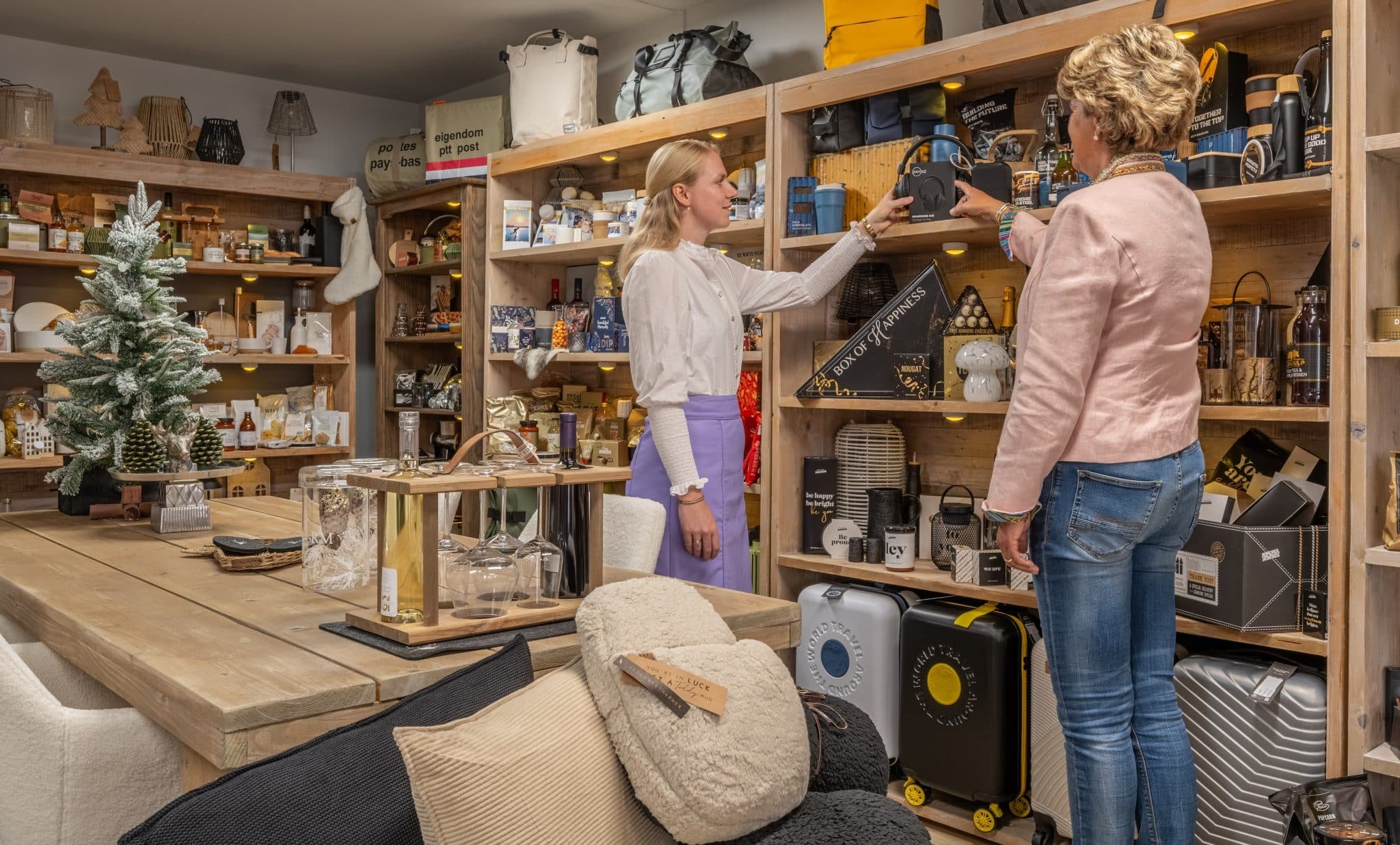 Renée toont een product aan een klant