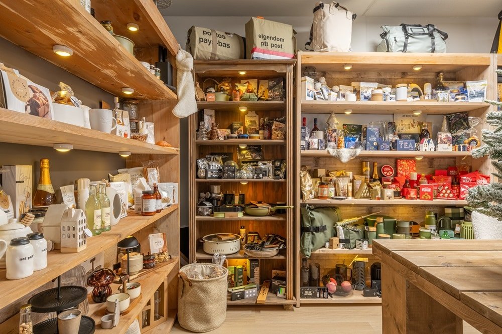 Wijds zicht op de showroom